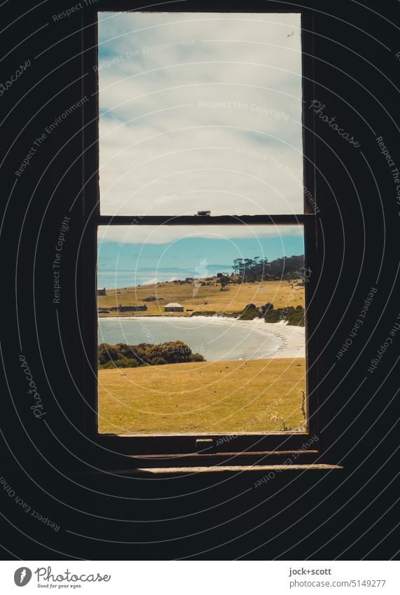 Ausblick vom Ruby Hunt's Cottage Fenster Fensterrahmen Fensterblick traditionell Tasmanien Australien Insel Bucht Himmel Wolken Landschaft Küste Natur Strand