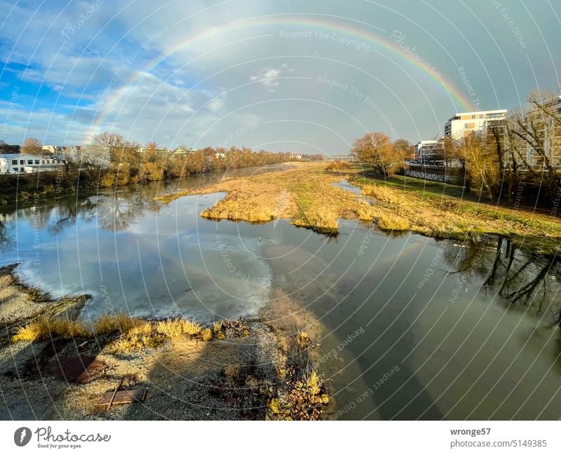 In voller Pracht Regenbogen Sekundärregenbogen Regenschauer alte Elbe Flussbett Sandbänke Außenaufnahme Farbfoto Menschenleer Tag Weitwinkel Stadt