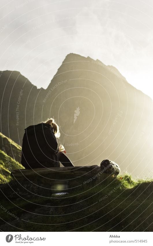 Outdoorwohnzimmer harmonisch Zufriedenheit Erholung ruhig Meditation Abenteuer Ferne Freiheit Junge Frau Jugendliche Leben Rücken Natur Berge u. Gebirge Gefühle