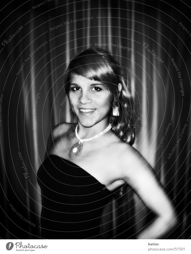 Girl show Show Licht Strand Körperhaltung woman curtain Schwarzweißfoto bw b&w light lighting effects standing necklace boobtube black top diffuse glow