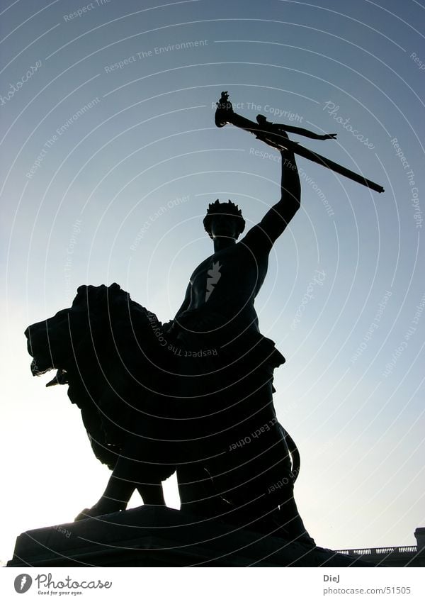 Lionking Buckingham Palace London Europa Großbritannien Statue Löwe Körperhaltung Herbst Gegenlicht hell blau Fackel lorbeerkranz Erfolg Mensch Sonne Himmel