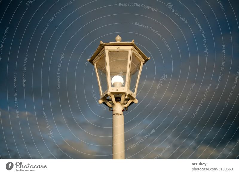 Retro Vintage Straßenlaterne isoliert auf bewölktem Himmel alt Lampe Laterne Licht urban Großstadt im Freien retro altehrwürdig Laternenpfahl Stadt Antiquität