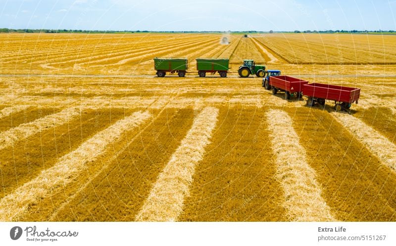 Blick von oben auf die Erntezeit auf einem landwirtschaftlichen Grundstück, Mähdrescher bei der Weizenernte, Traktorschlepper Antenne Ackerbau Müsli Land