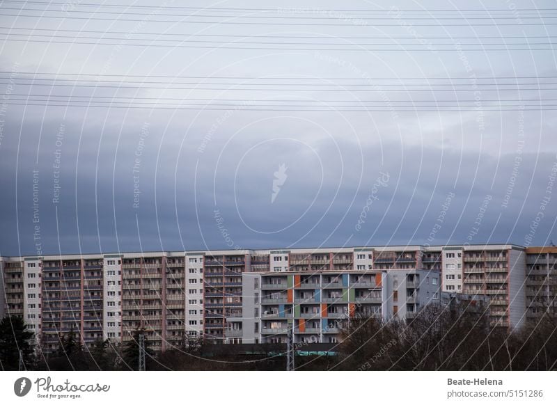 Berlin unter Hochspannung vor der Wahlwiederholung Verwaltung Panne Fehler Abstimmung Korrektur Habachtstellung unter Strom Architektur Großstadt Fassade