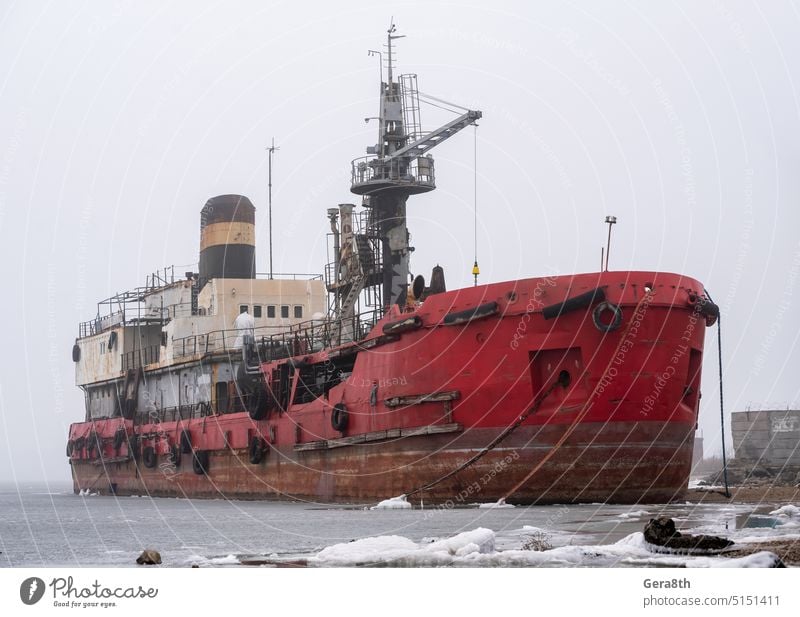 altes Schiff in der Ukraine auf Grund gelaufen Berdjansk Kherson mariupol Odessa Verlassen verirrt Strand groß Boot Ladung Katastrophe Küste Konflikt Krise