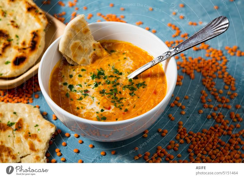 Hausgemachte rote Linsensuppe mit Naan-Brot Suppe dahl Hülsenfrüchtler Bohnen Gemüse Kokosnussmilch Würzig naan Basmati Reis Curry Paprika Chilischote Kurkuma