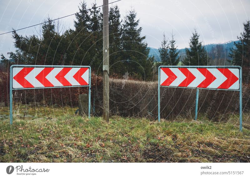 Richtungsstreit Schild Warnung Hinweisschild Symbol Pfeil rot weiß Schilder & Markierungen Warnschild Sicherheit Außenaufnahme Achtung Pfosten Menschenleer