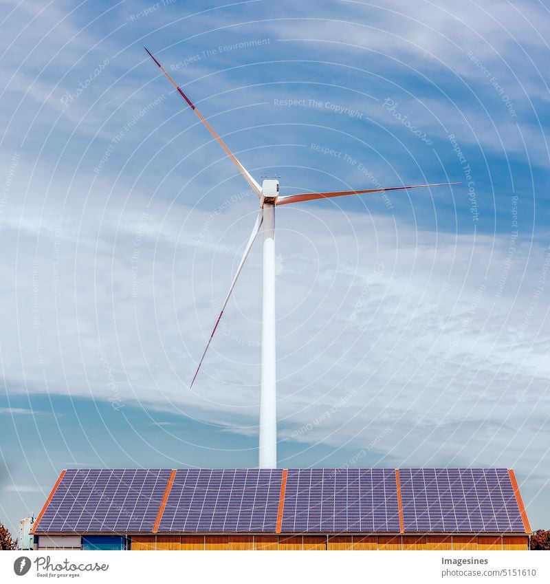 Solaranlage und Windkraft. Sonnenkollektoren auf einem Dach und eine Windkraftanlage auf einem Feld. Solarkraftwerk. Energiesparkonzept solaranlage