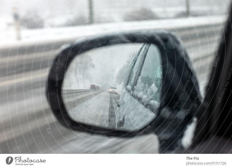 Spiegelglatt im Seitenspiegel Rückspiegel Schnee PKW Reflexion & Spiegelung Autofahren Straße Tag Außenaufnahme Verkehr Menschenleer Straßenverkehr Verkehrswege