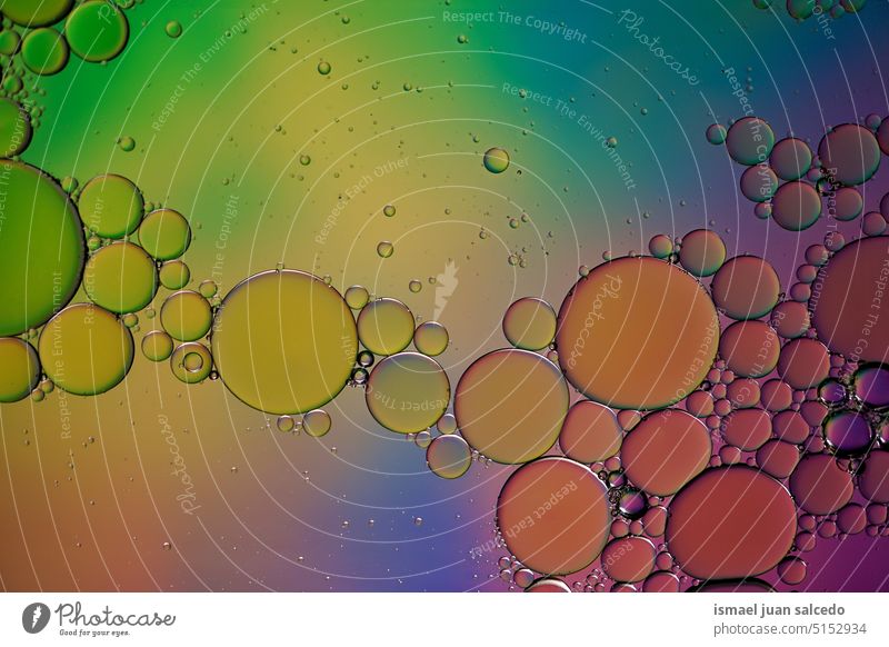 mehrfarbige Ölkreise auf dem Wasser, bunte Tapete kreisen Kreise Kreismuster Formen Kugel Tropfen Farbe Farben farbenfroh abstrakt texturiert Hintergrund