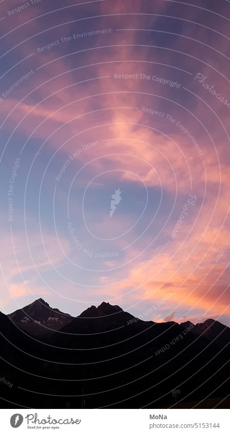 Berge mit rosa Wolken Berge u. Gebirge Schweiz Bergsteigen Skyline Himmel Sonnenuntergang Sonnenlicht strahlend Schönheit in der Natur schön Sommer pink rot