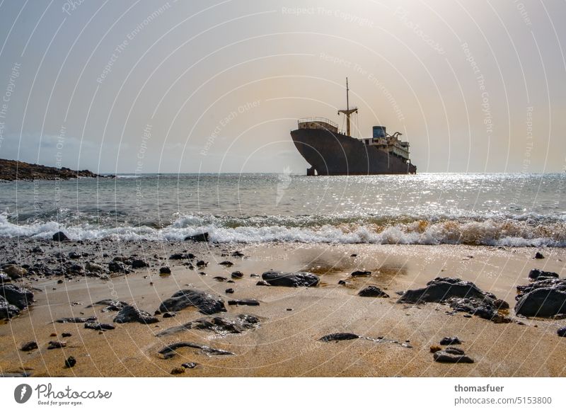 Nach dem Sturm - ein Schiffswrack Wrack Meer Schifffahrt Wasser Küste Himmel Außenaufnahme Strand alt Horizont gesunken Rost gestrandet nautisch kaputt