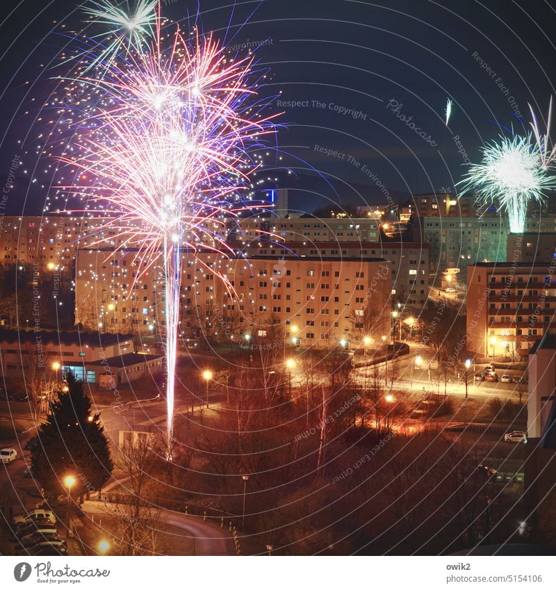 Explosive Stimmung Silvester u. Neujahr Feste & Feiern Party Feuerwerk Silvesterknaller Knall Krach lästig lautstark Belästigung nervig leuchten Stadtrand