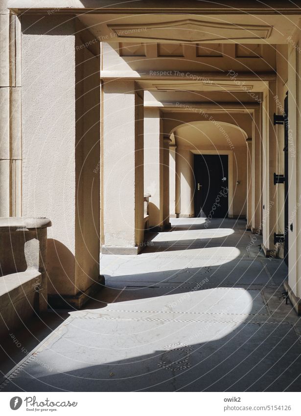 Letzter Gang Friedhof Gebäude alt historisch groß Leichenhalle Trauerhalle Architektur Bauwerk Jugendstil Sehenswürdigkeit Säule Arkaden Tür hoch streng ernst