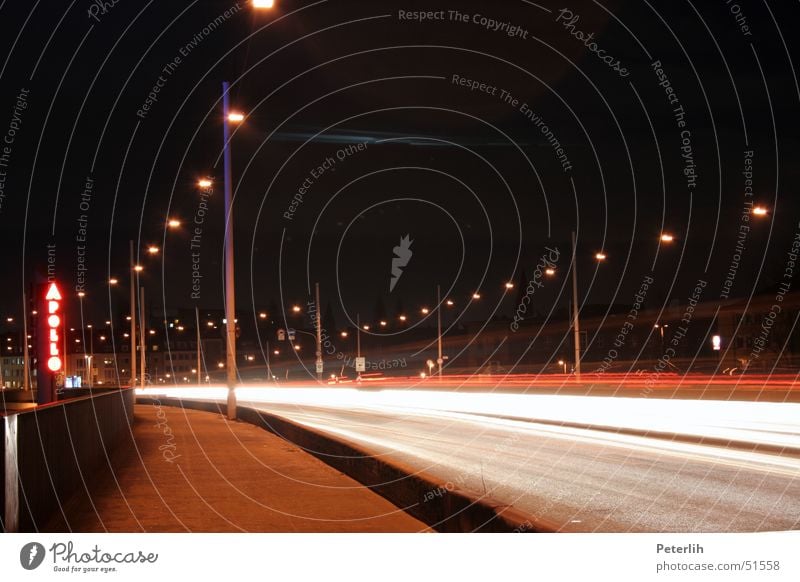 Apollo Apollon Nacht dunkel braun Streifen Düsseldorf PKW Straße Brücke Licht