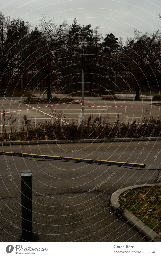 Parkplatz Fläche leer Versiegelung abgesperrt Absperrung Brachland brach Barriere Absperrband parken Asphalt überflüssig menschenleer Schilder & Markierungen