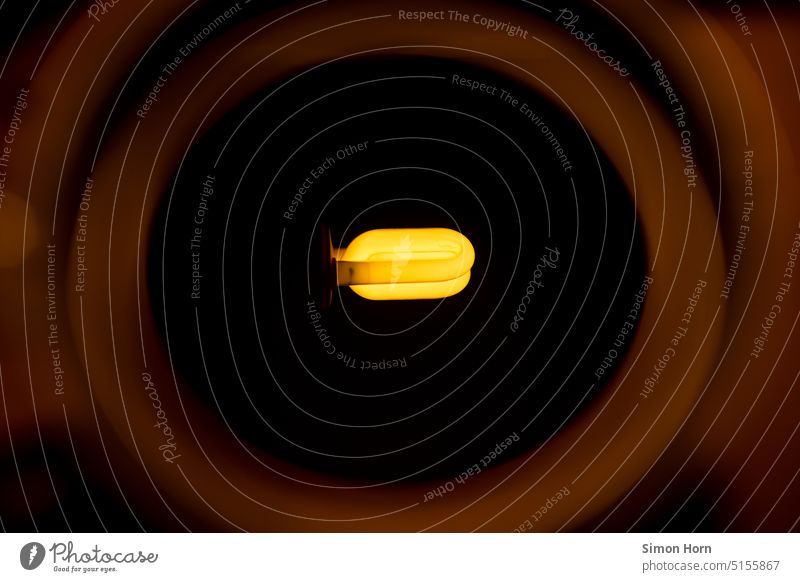 Lichtquelle in Dunkelheit Lichtblick Lampe Erkenntnis Idee Reflexion & Spiegelung Beleuchtung Lichterscheinung leuchten Hoffnung Unschärfe Kunstlicht Abend