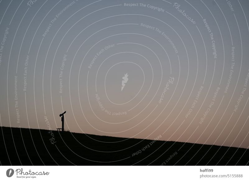 schöne Aussicht - Fernglas am Deich nach Sonnenuntergang Teleskop Blick fernsicht Dämmerung Tag Wiese Ferne Münzfernrohr Fernrohr Münzfernglas Aussichtsfernrohr