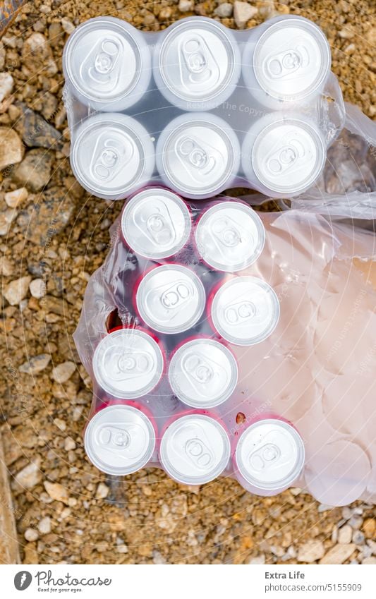 Draufsicht Aluminium, Metall ungeöffnete Dosen in zwei offenen Packungen, Verpackung mit Plastikfolie überzogen oben Alkohol Leichtmetall Bier darunter Getränk