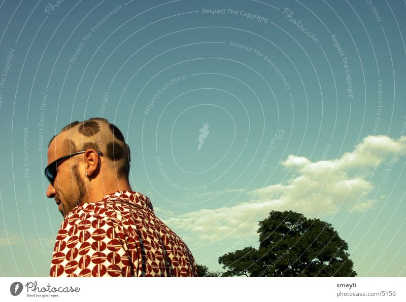 anders sehen Mann Haare & Frisuren Nahaufnahme Wolken Hemd gepunktet Fliegenpilz Sonnenbrille alternativ Bart Jugendliche Mensch Kopf Punk Detailaufnahme Himmel