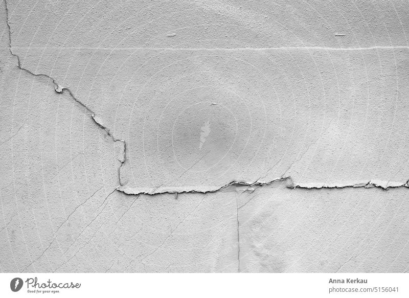Eine sich schlängelnde Risslinie in einer verputzen Mauer Rissbildung Fassade dreckige fassade Putzfassade Strukturen & Formen gealterte Fassade Vergänglichkeit