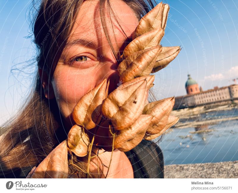 Mädchen in Toulouse Mädchen lächeln Frauengesicht Trockenblumen Blumen versenkt Gesicht grüne Augen Lächeln Lifestyle Sommer jung Glück