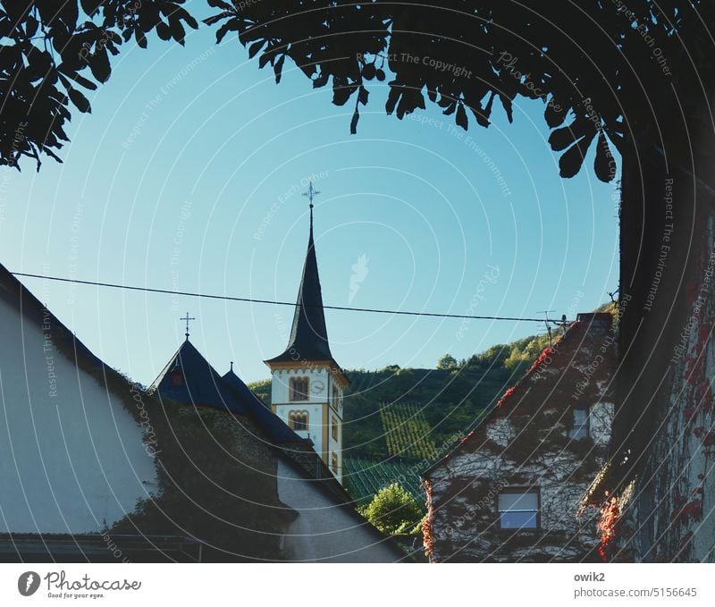 Bremm, Mosel Dorf Sehenswürdigkeit Rheinland-Pfalz Moseltal Mosel (Weinbaugebiet) Häuser Außenaufnahme Moselgegend Kirche Kirchturm Gebäude Idylle pittoresk