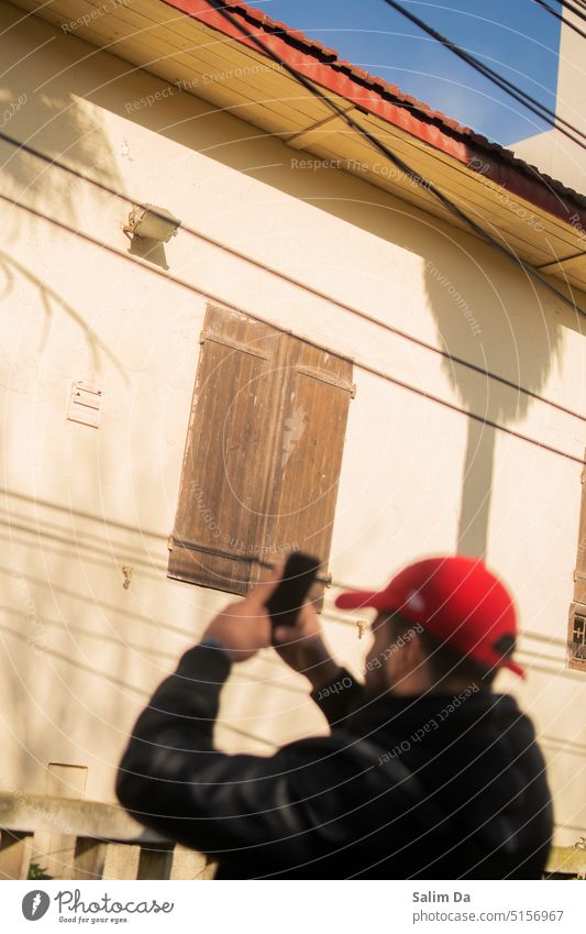 Person, die Straßenfotos mit einem schönen alten Fensterhintergrund macht persönliches Foto Personen persönliche Fotografie Alltagsfotografie Photo-Shooting