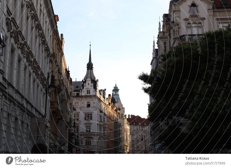 Prager Abendstimmung alte Häuser Jugendstil Sonnenstrahlen Schatten Schattenspiel Sommerabend Gebäude Fassade historisch Architektur Bauwerk Licht