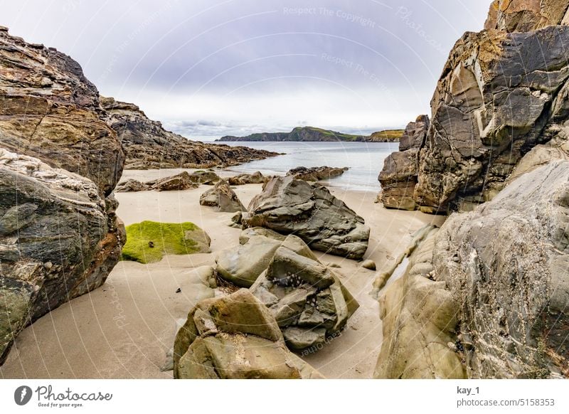 Strand mit großen Steinen Meer Wasser Küste Natur Landschaft Himmel Horizont Menschenleer Ferien & Urlaub & Reisen Sand Tourismus Steinwand Irland Ferne Ruhe