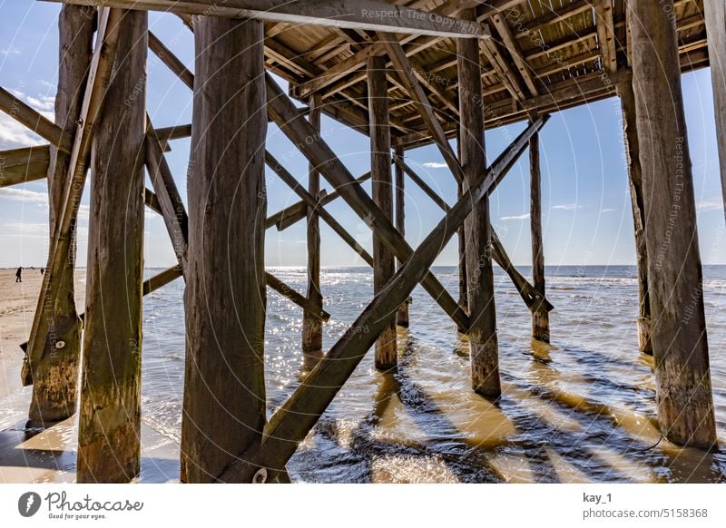 Holzpfähle im Wasser der Nordsee in Sankt Peter Ording Pfähle Holzpfahl Holzplanken Holzleiste Konstruktion Strand Strandhaus Hochbau Pfahlhaus St. Peter-Ording