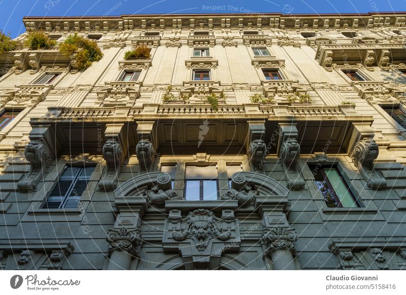 Fassade eines Wohngebäudes in der Via Canova, Mailand Europa Italien Lombardei Architektur Gebäude Großstadt Farbe Tag Tür Außenseite historisch Haus alt