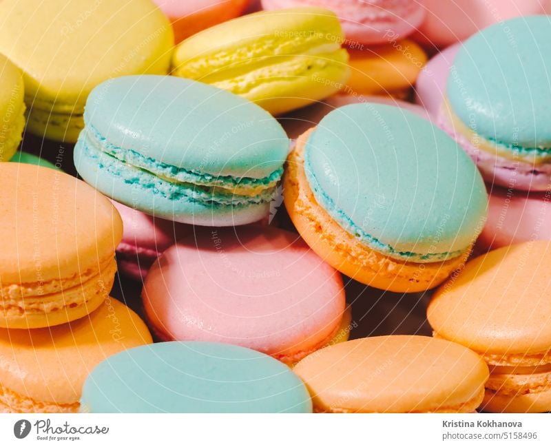 Bunte Makronen. Süße Makronen auf retro dunklen Hintergrund mit Kopie Raum. Ansicht von oben, Ferienzeit Konzept Macaron Kuchen Dessert Lebensmittel Biskuit