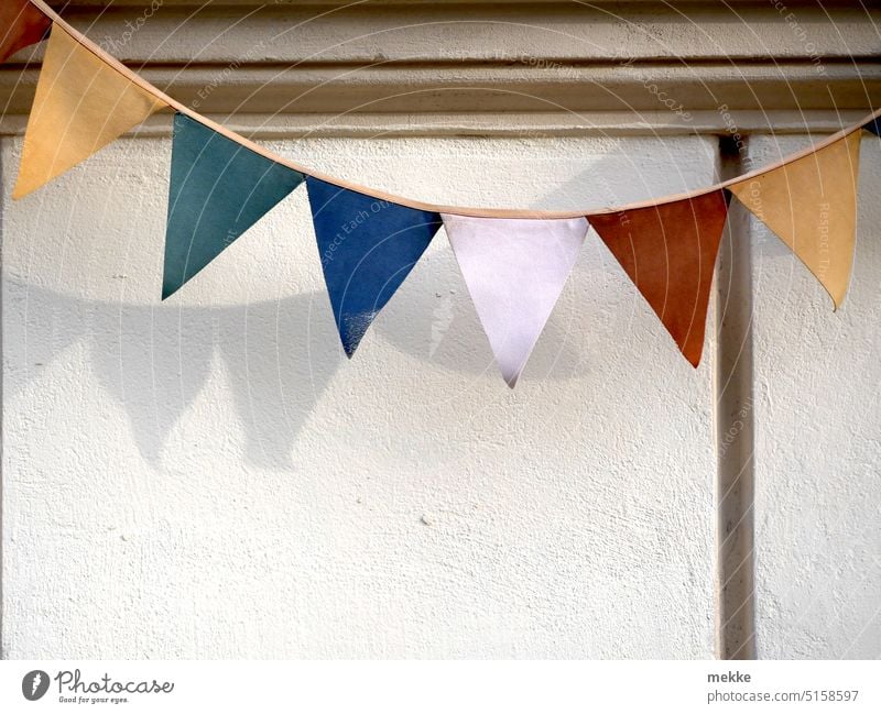 Bunter Hausschmuck Stadt Fassade Frühling sommerlich baumeln wackeln Kette Gartenfest Fest feiern Sommer Feiern Karneval Vorfreude wehen Deko fröhlich Fahne