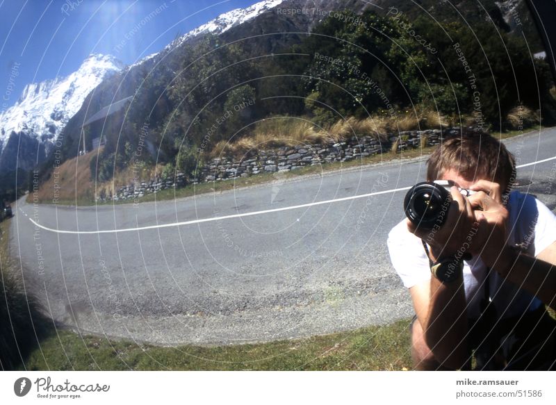 Beuge Dich! Spiegel Fotokamera Fotograf Reflexion & Spiegelung schießen hervorrufen Verzerrung Linse Straße Linie Fotografie