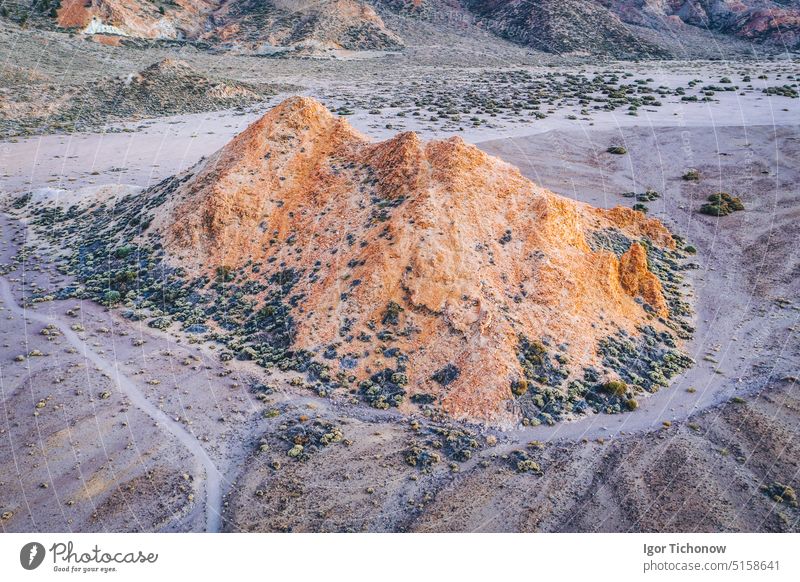 Natur Landschaft Blick auf die trockene Wüste und zerklüfteten felsigen vulkanischen Bergen. Gehärtete Lava, verwüstetes Tal. Spärliche Vegetation. Teneriffa. Teide-Nationalpark. Kanarische Inseln, Spanien