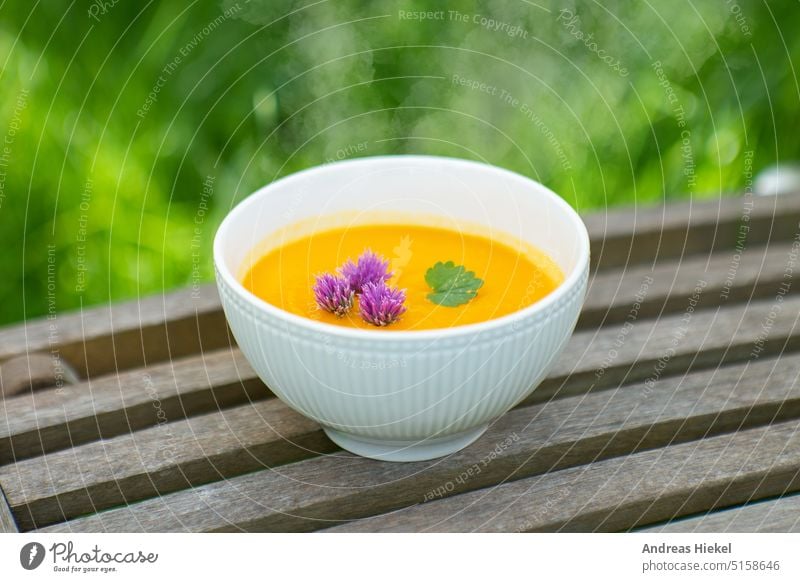 Gesunde Kürbissuppe nach Bauernart im Garten BIO bio heiss essen gesund Vegetarische Ernährung kürbissuppe dekoration lauch schnittlauchblüte Schnittlauch