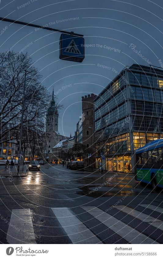 Abendstimmung bei Regen Münchner Innenstadt München Straße nass alter peter Zebrastreifen urban Weg Verkehr Großstadt Asphalt Fußgänger Streifen Sicherheit