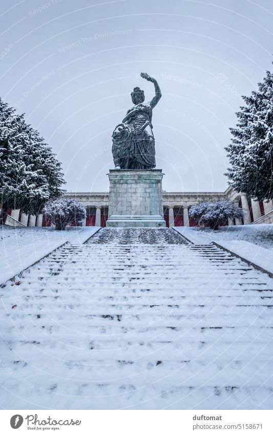 Die Bavaria in München im Winter Stadt Bayern Schnee Deutschland Architektur Himmel Wahrzeichen Statue bayerisch Tourismus Sightseeing Sehenswürdigkeit