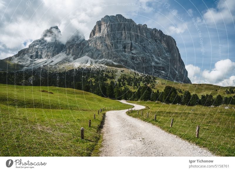 Wanderweg in der Langkofellandschaft während der Sommersaison Wanderausflug. Grödner Dolomiten im Sommer Landschaft Gröden sassolungo Panorama val alpin Alpen