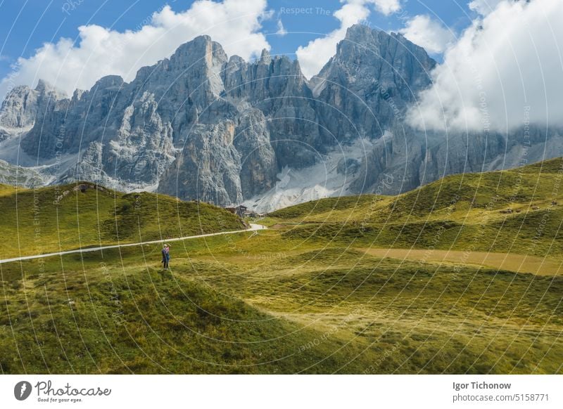 Frau Reisende vor pale di san martino in der Nähe von passo rolle dolomiti, italien, europa Antenne blass Ansicht Landschaft Natur schön alpin Berge u. Gebirge