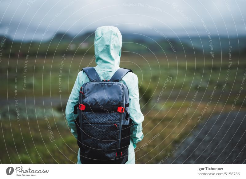 Frau mit Rucksack und grüner Jacke auf Reisen in Island Tourist reisen Landschaft Natur Reisender Berge u. Gebirge berühmt Wasser golden Schönheit Klippe