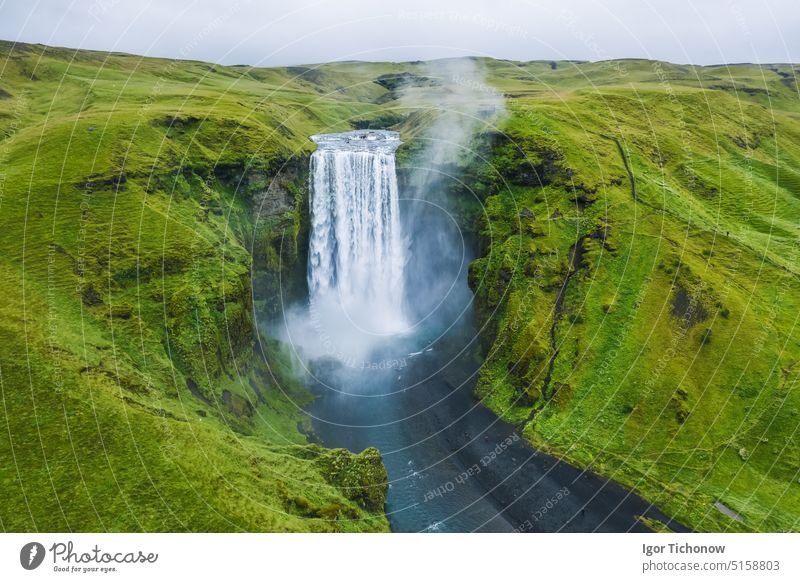 Drohnenansicht des Skogafoss-Wasserfalls in Island, einer der berühmtesten Touristenattraktionen und Wahrzeichen Landschaft Antenne Ansicht schön Süden Natur