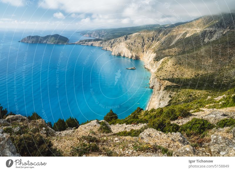 Küstenlinie und Wolkenlandschaft in der Nähe der Stadt Assos auf der Ionischen Insel Kefalonia in Griechenland. Sommerreise Urlaub assos Dorf farbenfroh Boot