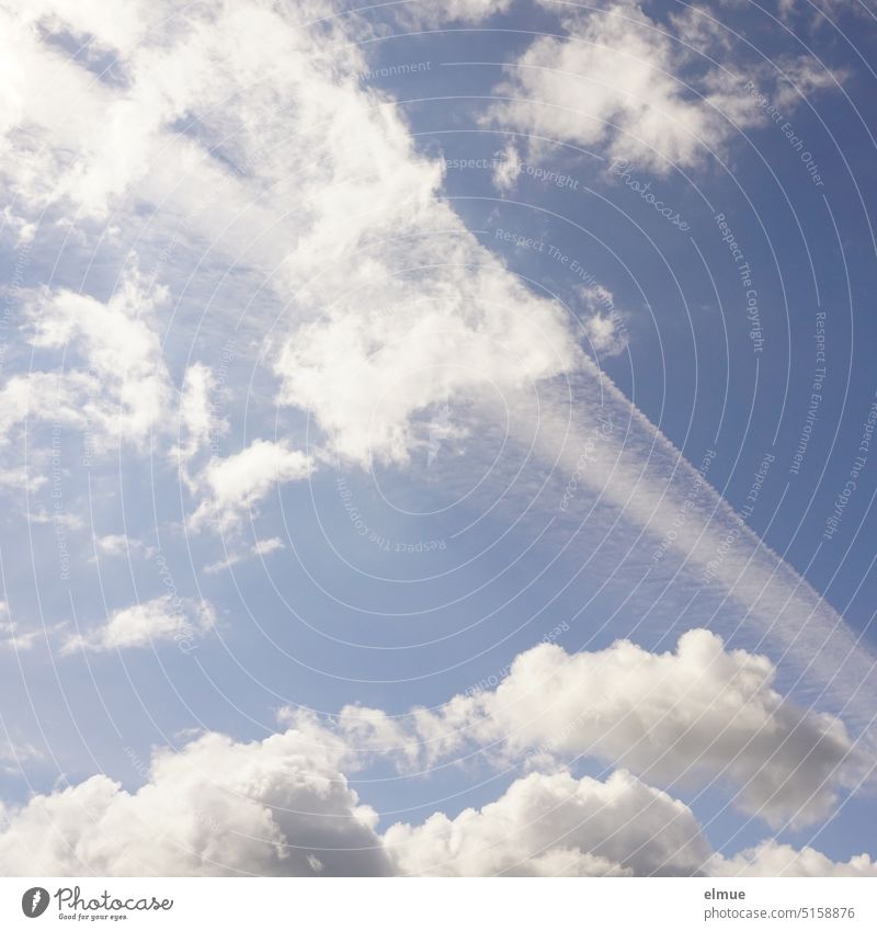 weiße Wolken und ein sich auflösender Kondensstreifen am hellblauen Himmel / Fernweh Schönwetterwolken Dekowolken Chemtrail Klima Wasserdampf Eiswolke Cirren