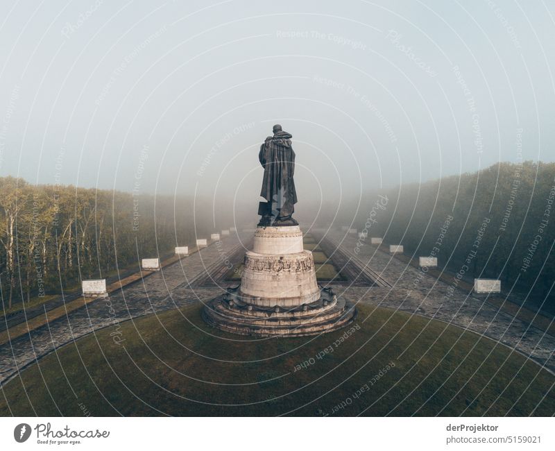 Sowjetisches Ehrenmal im Dunst am Morgen Weitwinkel Totale Zentralperspektive Starke Tiefenschärfe Gegenlicht Sonnenaufgang Sonnenstrahlen Sonnenlicht