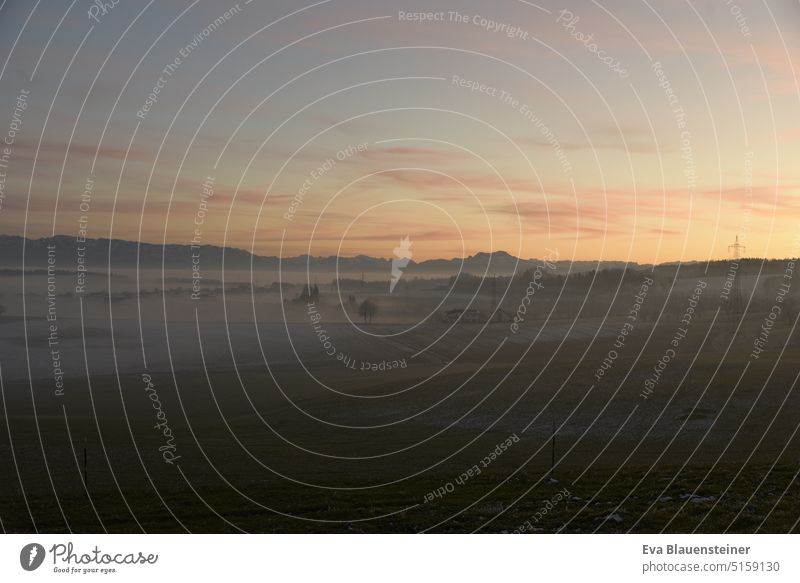 Winterlandschaft bei Sonnenuntergang Nebelschwaden Abendrot Dämmerung Hügel Schafberg Berge u. Gebirge