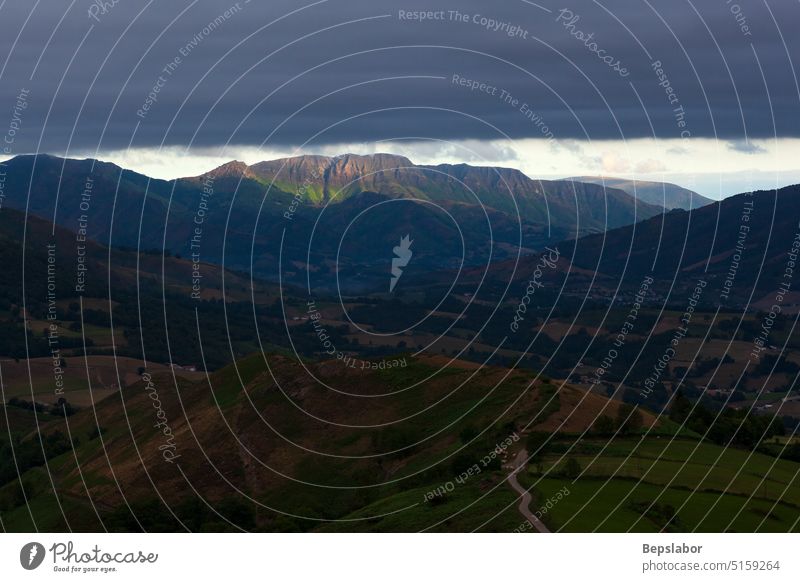 Panorama einer schönen Hochgebirgslandschaft in der Nähe der spanischen Grenze. Pyrenäen, Nouvelle-Aquitaine, Frankreich Gipfel Französisch Gras Natur Himmel