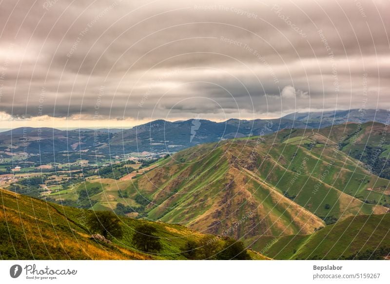 Berglandschaft am Jakobsweg. Französisch Pyrenäen Hügel Landschaft malerisch Frankreich grün Natur Himmel ländlich Cloud Tal Gipfel wandern Pilgerfahrt