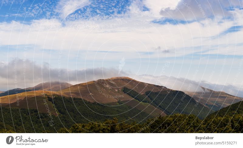 Berglandschaft am Jakobsweg. Französisch Pyrenäen Hügel Landschaft malerisch Frankreich grün Natur Himmel ländlich Cloud Tal Gipfel wandern Pilgerfahrt